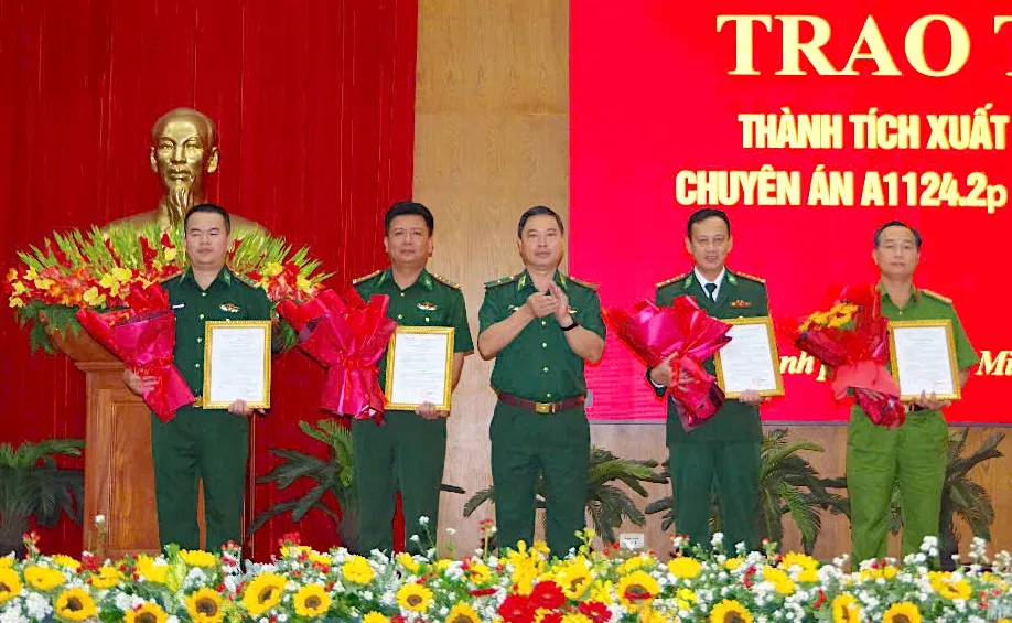 Thiếu tướng Trần Ngọc Hữu, Phó Tư lệnh Bộ đội biên phòng trao khen thưởng của Bộ Tư lệnh Bộ đội biên phòng cho các lực lượng tham gia chuyên án. Ảnh: QUANG HUY 8.jpg