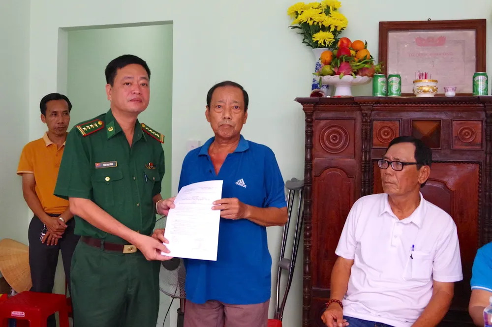 Đại tá Trần Ngọc Tăng (ngoài cùng bên trái) trao quyết định bàn giao nhà tình nghĩa cho ông Trần Văn Hùng. ẢNH QUANG HUY 4.jpg