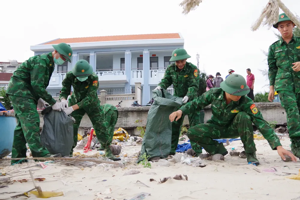 Cán bộ, chiến sĩ đồn Biên phòng Phước Tỉnh ra quân tổng vệ sinh, dọn dẹp môi trường, chỉnh trang đô thị nông thôn mới. ẢNH QUANG HUY 8.JPG