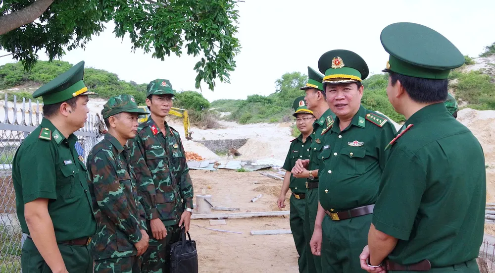 Đoàn công tác kiểm tra thực địa tại đồn Biên phòng Phước Thuận (xã Hồ Tràm). Ảnh: VĂN DANH 2.jpg