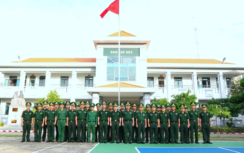 Đoàn công tác chụp hình lưu niệm với cán bộ, chiến sĩ đồn Biên phòng Bình Châu (xã Bình Châu). Ảnh: VĂN DANH 4.jpg