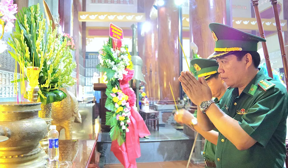Đại tá Trần Thanh Đức, Chỉ huy trưởng Ban Chỉ huy Bộ đội biên phòng TPHCM cùng các thành viên đoàn công tác dâng hương, dâng hoa tại Khu di tích căn cứ Minh Đạm (xã Đất Đỏ). Ảnh: VĂN DANH 7.jpg