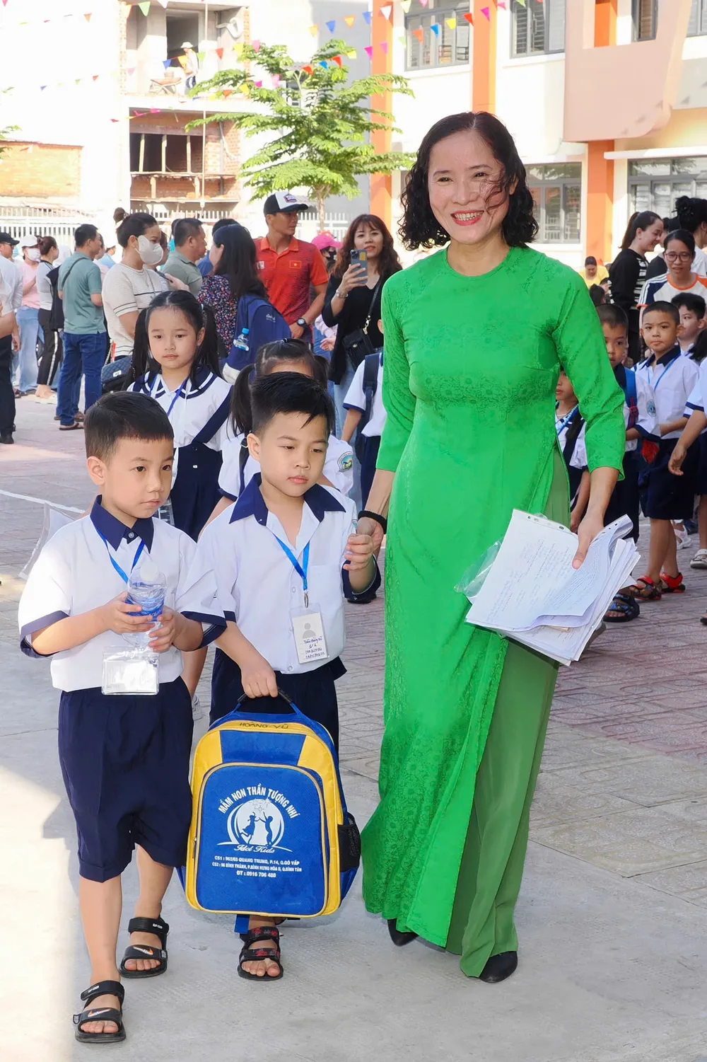 Thầy cô giáo đón học sinh lớp 1 tựu trường. Ảnh: HOÀNG HÙNG 10.jpg
