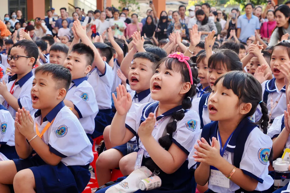 Học sinh lớp 1, Trường Tiểu học Đặng Thùy Trâm hào hứng với các hoạt náo ngoài sân trường. Ảnh: HOÀNG HÙNG 15.jpg