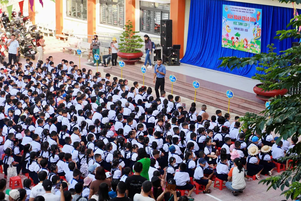 Học sinh được sinh hoạt dưới sân trường trước khi vào lớp. Ảnh: HOÀNG HÙNG 22.jpg