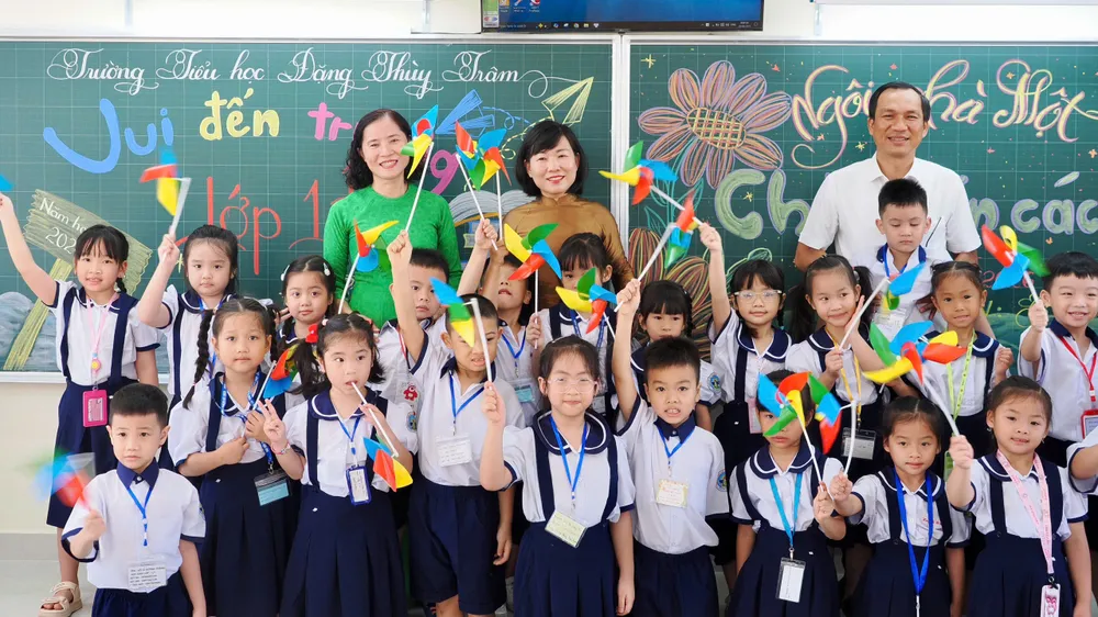 Ông Nguyễn Chí Kiên, Phó Chủ tịch UBND phường An Hội Tây (trên cùng) chia vui cùng cô trò trong ngày tựu trường. Ảnh: HOÀNG HÙNG 9.jpg
