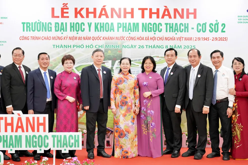 Các đồng chí lãnh đạo thành phố, nguyên lãnh đạo thành phố và các đại biểu tại lễ khánh thành. Ảnh: HOÀNG HÙNG 1.jpg