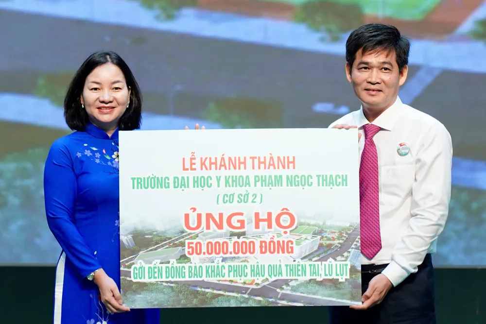 Đồng chí Trương Thị Bích Hạnh, Ủy viên Ban Thường vụ Thành ủy, Phó Chủ tịch Thường trực Ủy ban MTTQ Việt Nam TPHCM nhận biểu trưng ủng hộ đồng bào bị thiên tai bão lụt, từ đại diện Ban Quản lý dự án đầu tư xây dựng các công trình dân dụng và công nghiệp TPHCM. Ảnh: HOÀNG HÙNG 11.jpg