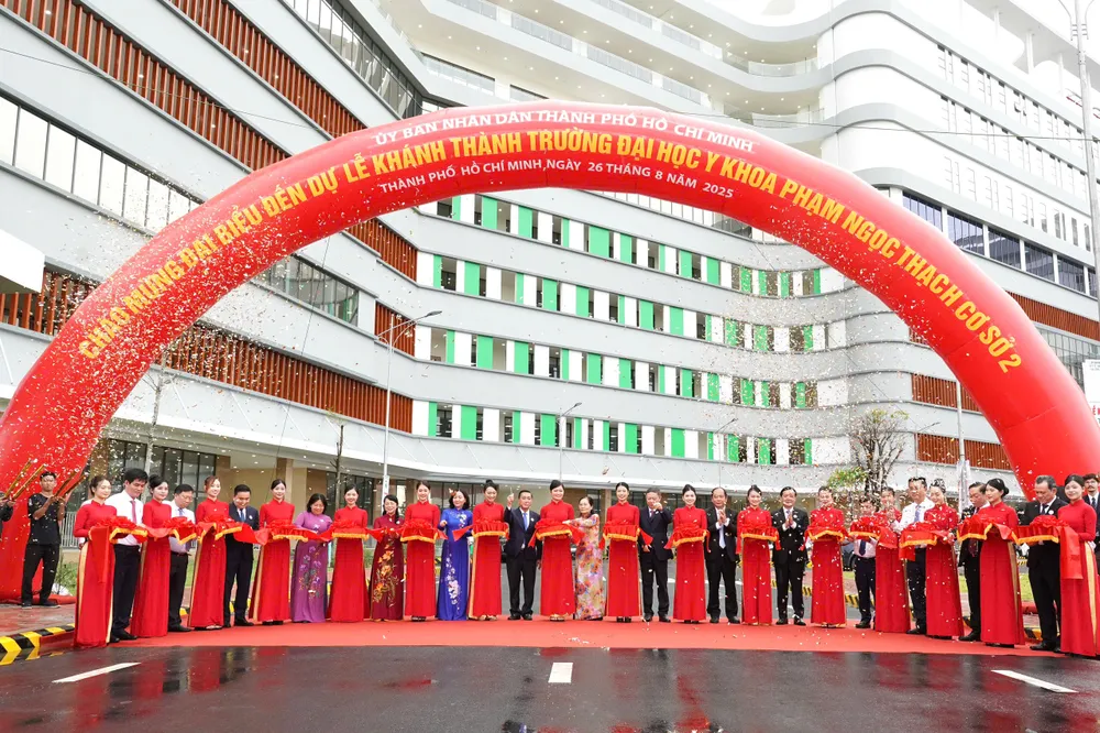 Các đồng chí lãnh đạo, nguyên lãnh đạo thành phố và các đại biểu cắt băng khánh thành. Ảnh: HOÀNG HÙNG 16.jpg
