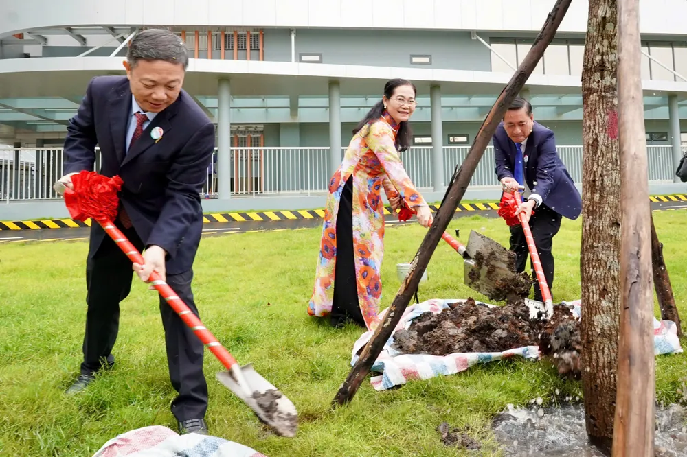 Đồng chí Nguyễn Thị Lệ và đồng chí Dương Anh Đức trồng cây lưu niệm tại lễ khánh thành. Ảnh: HOÀNG HÙNG 21.jpg