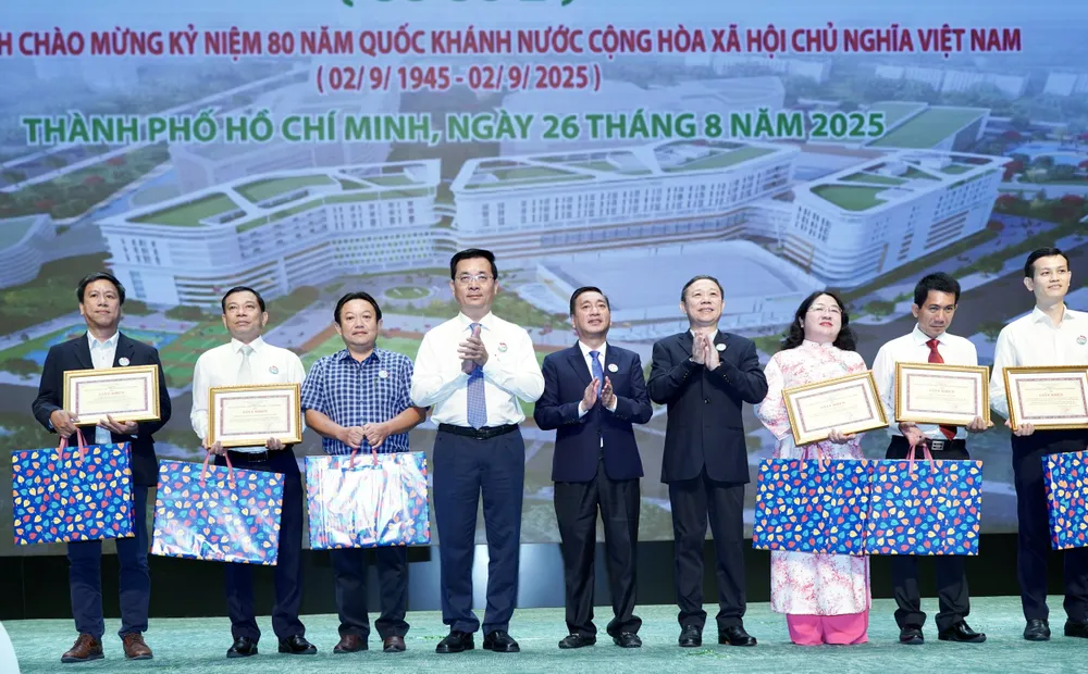 Các đại biểu trao giấy khen, tặng quà cho 5 tập thể, cá nhân. Ảnh: HOÀNG HÙNG 23.jpg