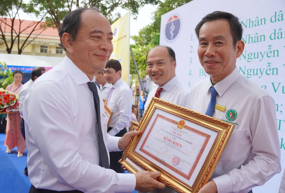 PGS.TS.BS Tăng Chí Thượng, Giám đốc Sở Y tế TPHCM trao Bằng khen của UBND TPHCM cho Bệnh viện Lê Văn Thịnh 19.JPG