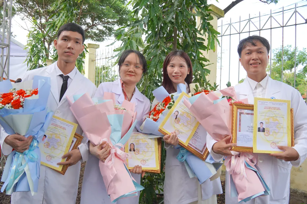 Bác sĩ trẻ Phạm Như Quỳnh (thứ 2 từ phải vào) cùng các bạn đồng môn 24.JPG