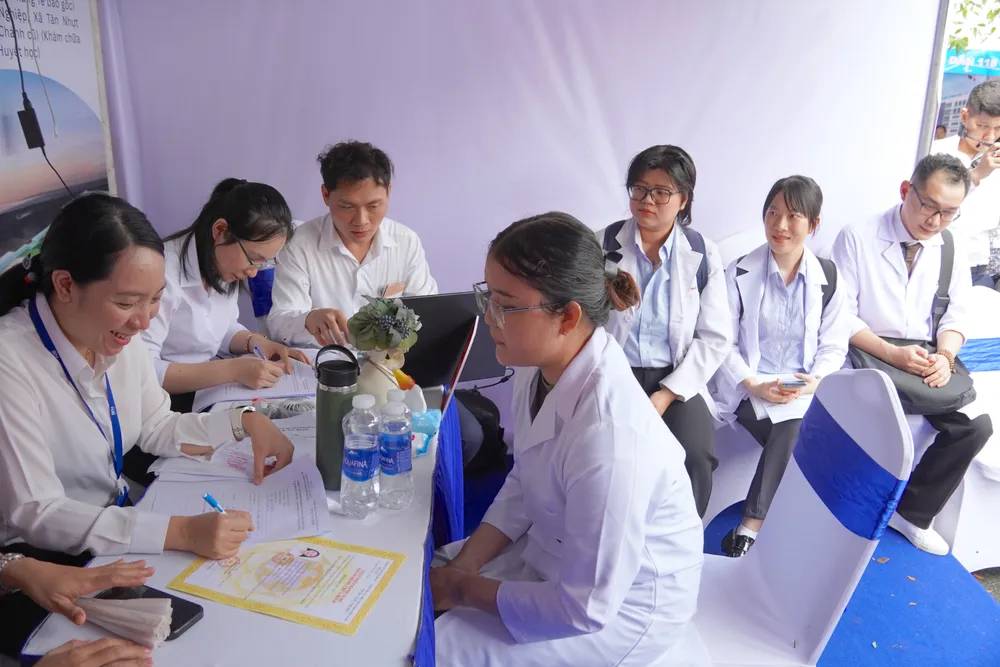 Khu tuyển dụng của Bệnh viện Truyền máu huyết học TPHCM có hàng chục bác sĩ trẻ tới phỏng vấn 44.JPG