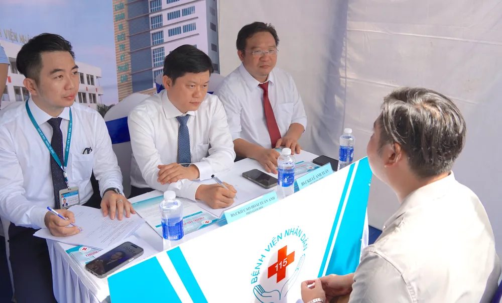 Đại diện Bệnh viện Nhân dân 115 TPHCM phỏng vấn các bác sĩ ứng viên 45.JPG