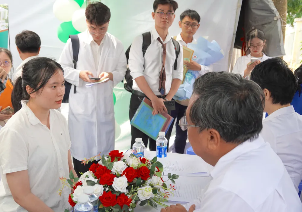 Ban Giám đốc Bệnh viện đa khoa khu vực Thủ Đức phỏng vấn các bác sĩ trẻ ứng tuyển về đơn vị 46.JPG