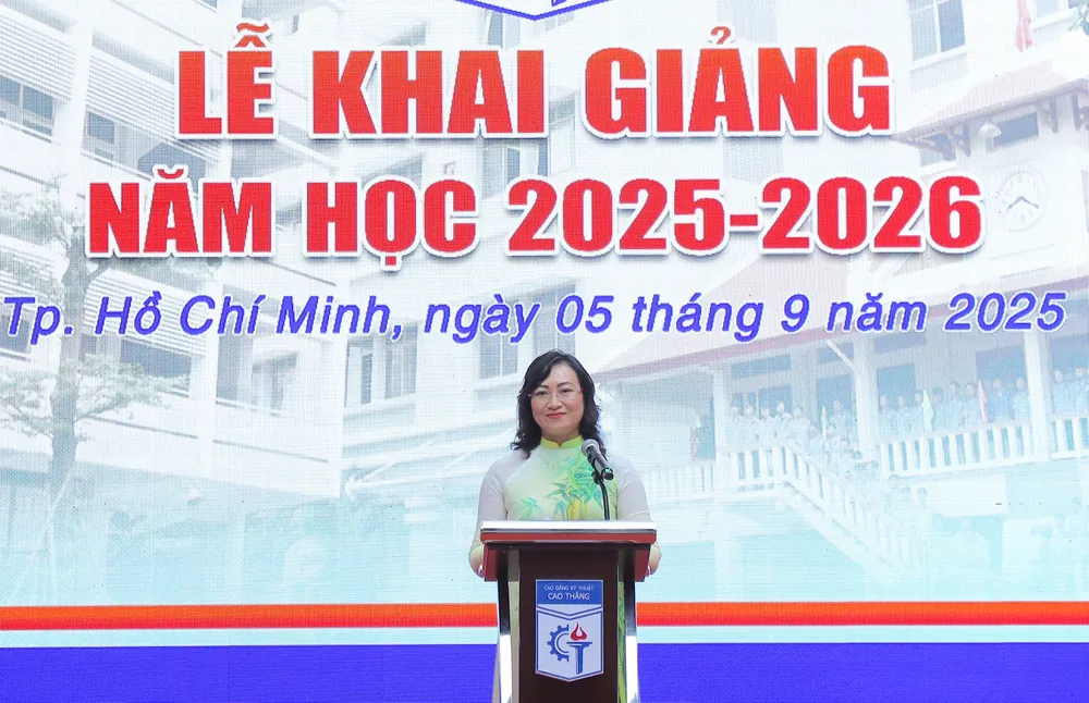 Thứ trưởng Bộ Công thương Phan Thị Thắng phát biểu trước khi diễn ra trực tiếp lễ khai giảng năm học mới 10.JPG