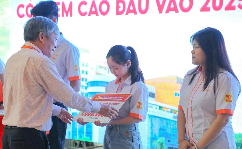 Th.S Trần Thanh Hải, Hiệu trưởng Trường Cao đẳng Viễn Đông trao khen thưởng cho các tân sinh viên có điểm chuẩn đầu vào cao tại buổi lễ 3.jpg