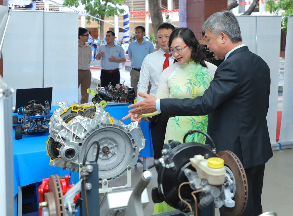TS. Lê Đình Kha, Hiệu trưởng nhà trường giới thiệu các trang thiết bị dạy học hiện đại, đạt chuẩn quốc tế 7.JPG