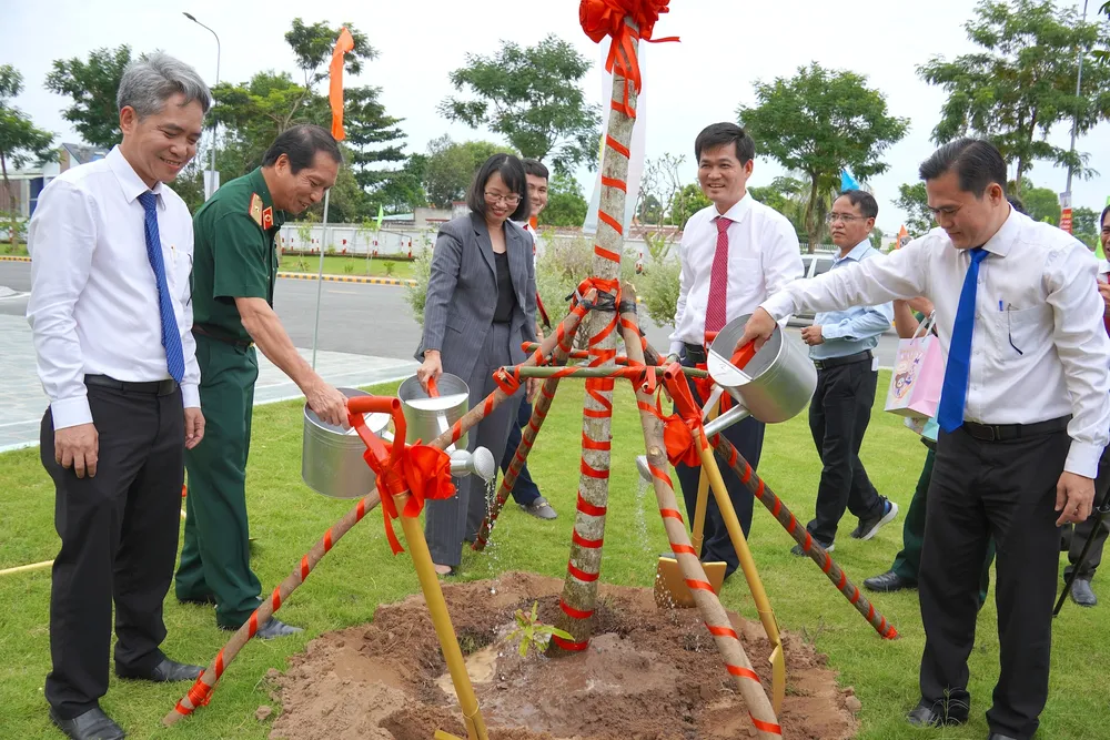 Các đại biểu trồng cây lưu niệm trong khuôn viên bệnh viện. Ảnh: QUANG HUY 6.JPG