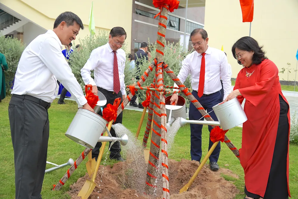 Phó Chủ tịch HĐND TPHCM Nguyễn Trường Nhật Phượng (ngoài cùng bên phải) cùng các đại biểu trồng cây lưu niệm trong khuôn viên bệnh viện. Ảnh: QUANG HUY 7.JPG