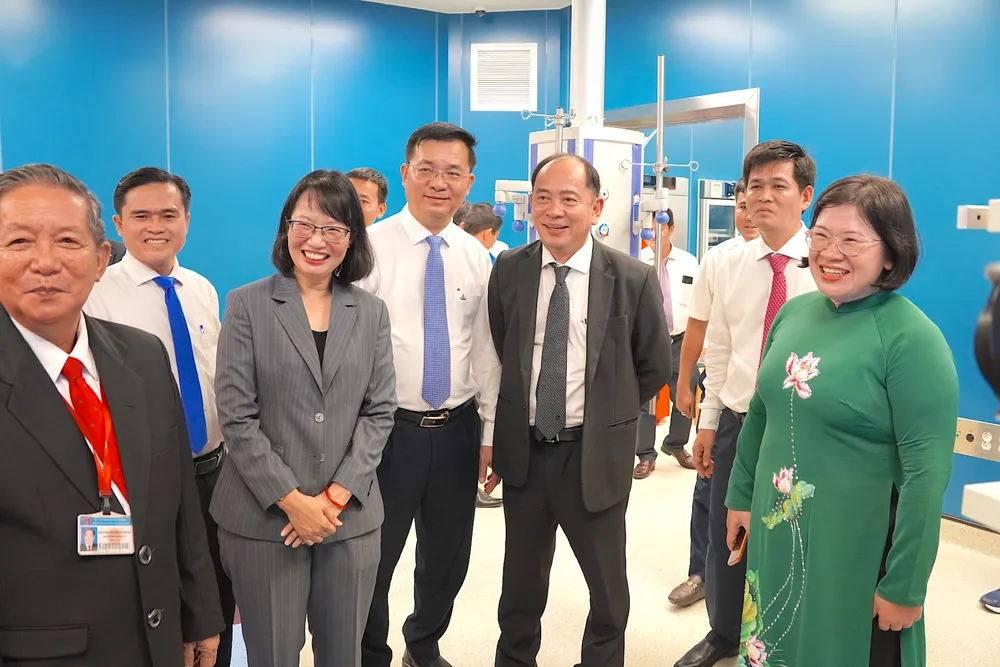 Các đại biểu tham quan phòng mổ hiện đại của bệnh viện. Ảnh: QUANG HUY DSC00686.JPG