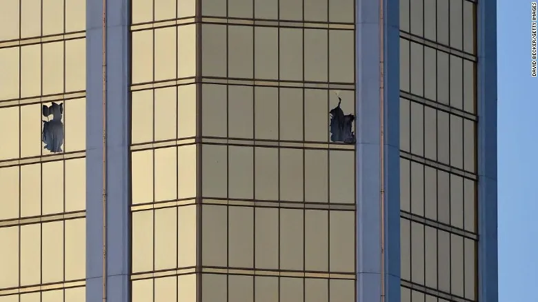 Vụ xả súng ở Las Vegas: Ít nhất 58 người chết, nghi phạm là người đàn ông 64 tuổi ảnh 6