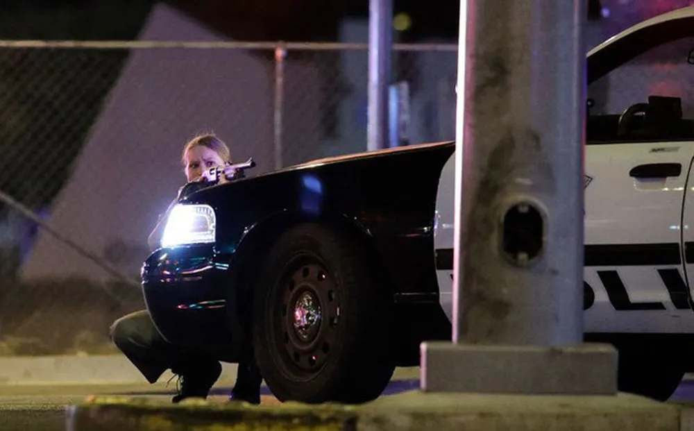 Vụ xả súng ở Las Vegas: Ít nhất 58 người chết, nghi phạm là người đàn ông 64 tuổi ảnh 11