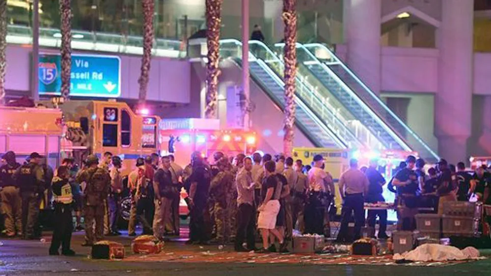 Vụ xả súng ở Las Vegas: Ít nhất 58 người chết, nghi phạm là người đàn ông 64 tuổi ảnh 13