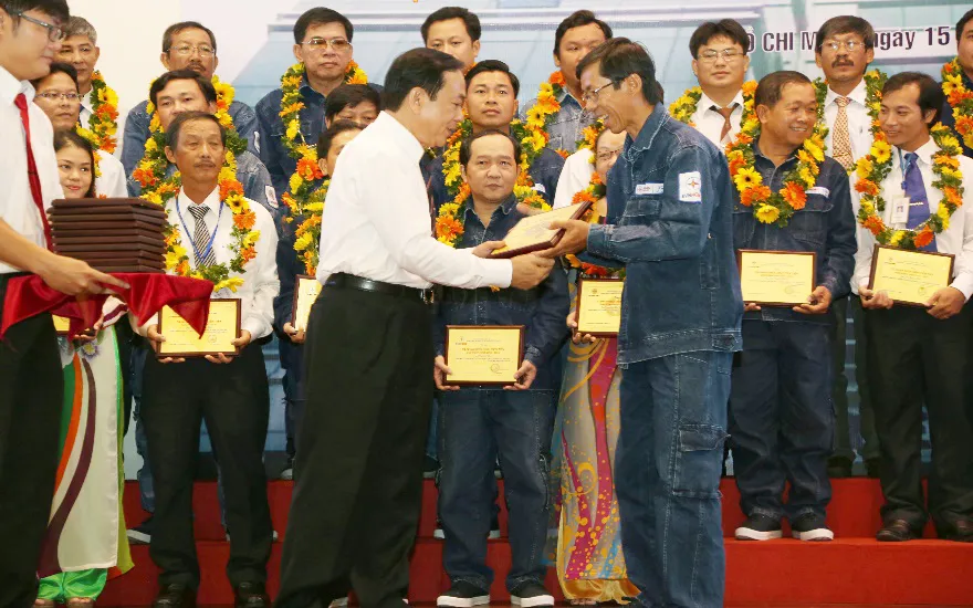 Gương sáng công nhân ngành điện ảnh 1 Gương sáng công nhân ngành điện ảnh 1