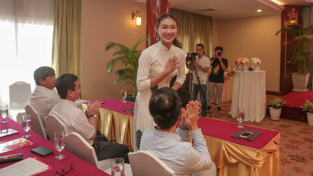 Hoa hậu Du lịch thế giới được yêu thích nhất năm 2019 đẹp rạng rỡ bên quả bóng vàng Việt Nam ảnh 2