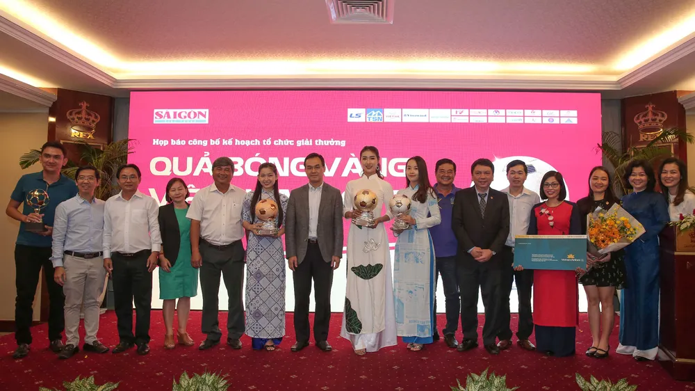 Hoa hậu Du lịch thế giới được yêu thích nhất năm 2019 đẹp rạng rỡ bên quả bóng vàng Việt Nam ảnh 10