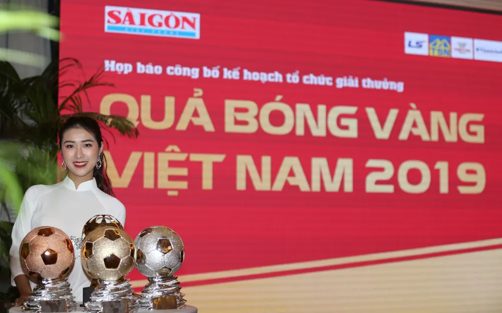 Hoa hậu Du lịch thế giới được yêu thích nhất năm 2019 đẹp rạng rỡ bên quả bóng vàng Việt Nam ảnh 5