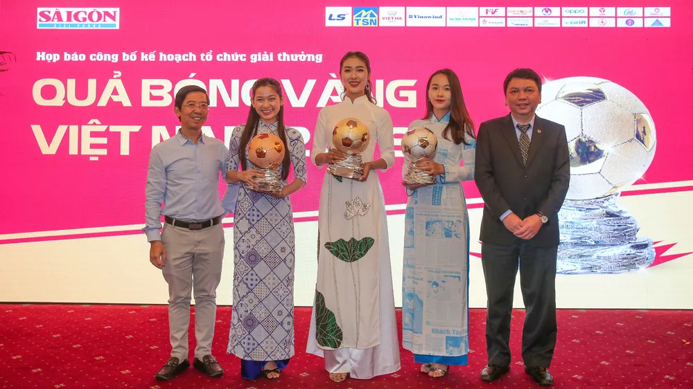 Hoa hậu Du lịch thế giới được yêu thích nhất năm 2019 đẹp rạng rỡ bên quả bóng vàng Việt Nam ảnh 9