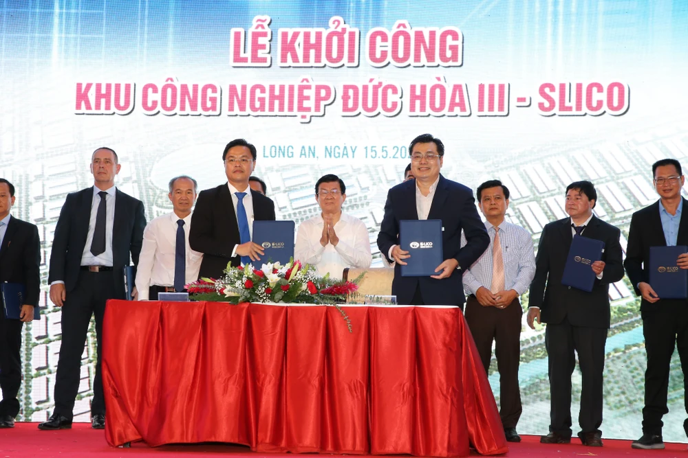 Lễ khởi công một KCN tại Long An.