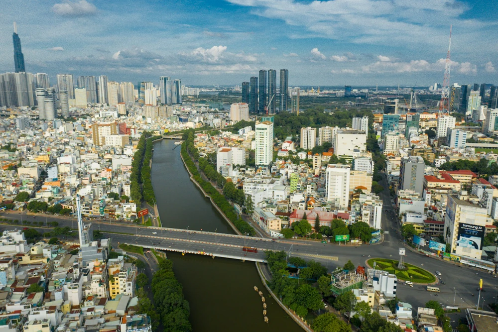 Bộ trưởng Bộ Xây dựng đề nghị thành phố làm rõ hơn sự cần thiết phải điều chỉnh quy hoạch chung theo 4 nhóm vấn đề. Ảnh: Hải An