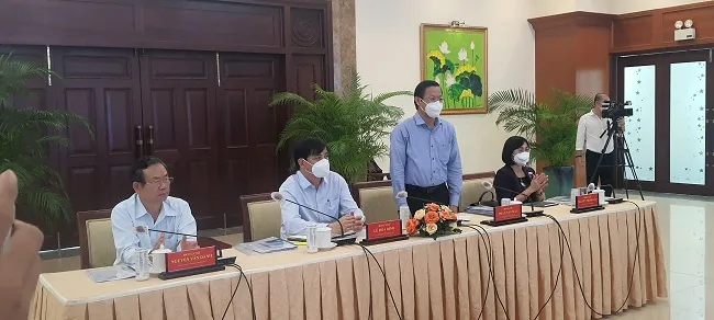 Chủ tịch UBND TPHCM Pha Văn Mãi (đứng) cùng Phó Chủ tịch Thường trực Lê Hòa Bình và lãnh đạo UBND Đồng Nai và Bình Dương tại hội thảo.
