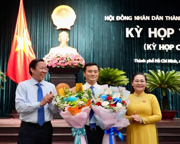 Chủ tịch UBND TP Phan Văn Mãi và Chủ tịch HĐND TP Nguyễn Thị Lệ chúc mừng Phó Chủ tịch Bùi Xuân Cường.
