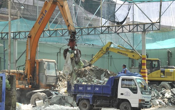 Collecting construction waste. (Photo: SGGP)