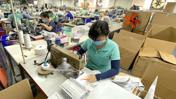 Workers make face masks in Ho Chi Minh City. (Photo: SGGP)