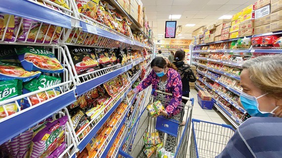 Shelves are full of instant noodles at a supermarket on March 10. (Photo: SGGP)
