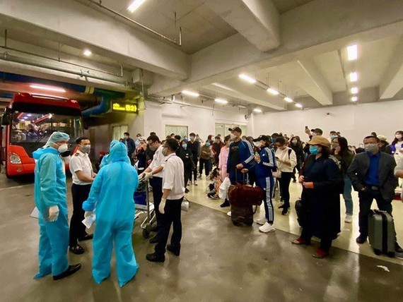 Passengers are doing boarding procedures. (Photo: SGGP)