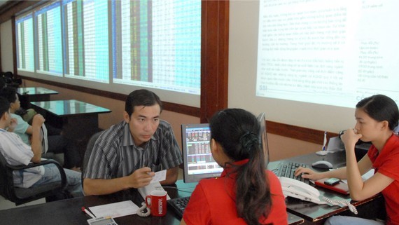 An individual investor opens a stock trading account at a securities company. (Photo: SGGP)