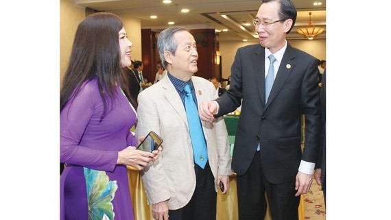 Mr. Le Thanh Liem (R), Standing Vice Chairman of the People’s Committee of Ho Chi Minh City, discussed with delegates at the seminar. (Photo: SGGP)