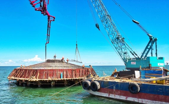 Wind turbine construction in Bac Lieu Province. (Photo: SGGP)