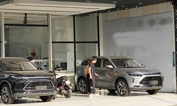 Customers choose Chinese-made cars at an auto salon in Binh Chanh District. (Photo: SGGP)