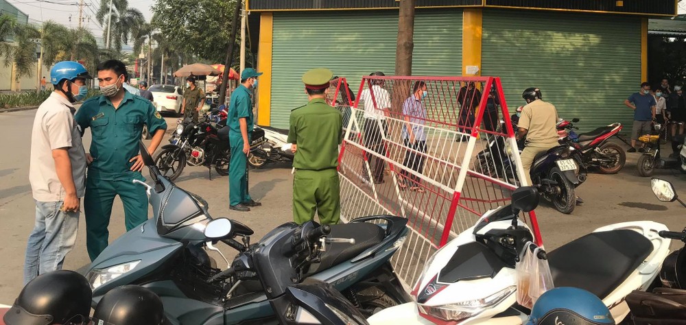 The entrance to the Apartment Building Ehome 4 is blocked for epidemiological investigation and tracing. (Photo: SGGP)