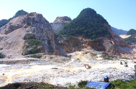 The landscape of mountains in Quy Hop District in Nghe An Province is destroyed because of white marble mining. (Photo: SGGP)