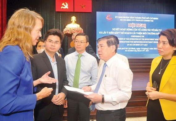 Mr. Nguyen Thanh Phong, Chairman of the People's Committee of Ho Chi Minh City, discusses with delegates at the conference. (Photo: SGGP)