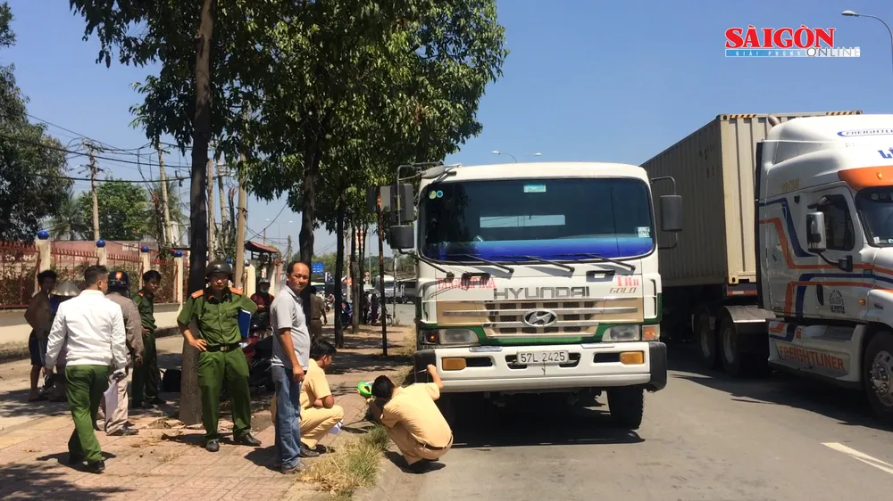 Va chạm với xe đầu kéo, người phụ nữ bị xe cán tử vong